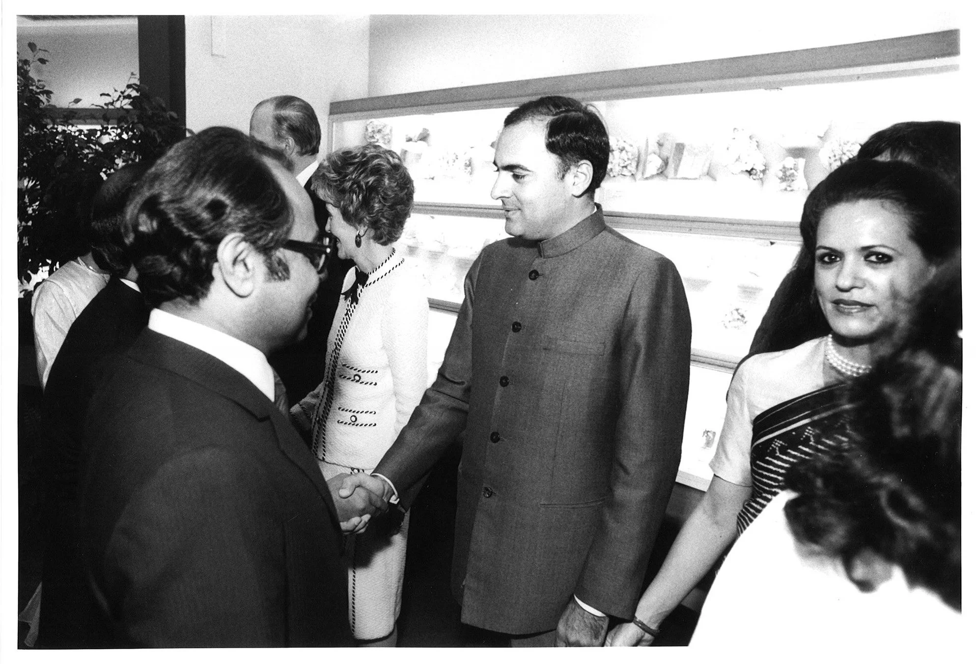 LEAD 2 Srichand Hinduja INSET 3 meeting Rajiv and Sonia Gandhi on their London visit