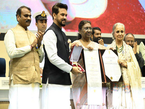 waheeda rehman receives dadasaheb phalke award 2 1