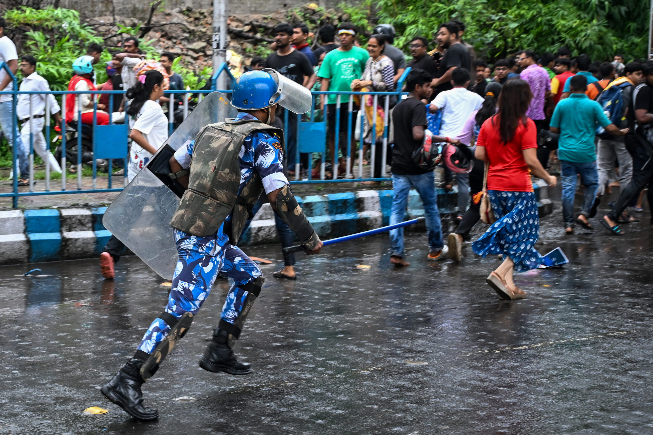 Police disperse protesters in Kolkata as tensions rise during demonstrations demanding justice for the murdered doctor