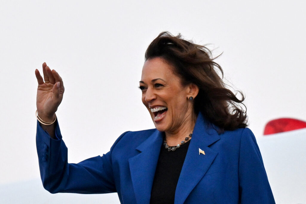 US vice-president and Democratic presidential candidate Kamala Harris steps off Air Force Two upon arrival at Chicago O'Hare International Airport in Chicago, Illinois on Sunday (18) 