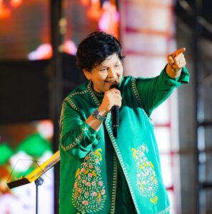 LIVE PERFORMANCE FALGUNI PATHAK 982 n