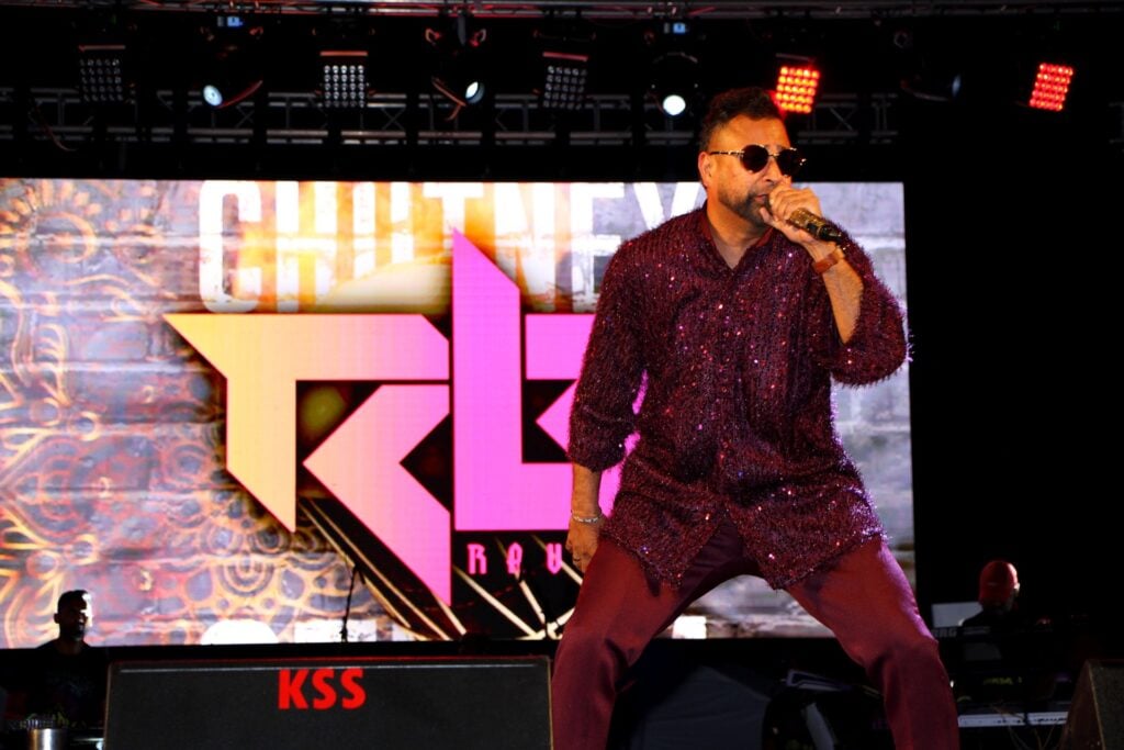 Lead inset Ravi B on stage il 229